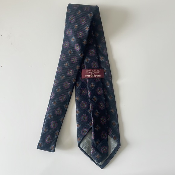 Handsewn Robert Talbott Nordstrom Finest Silk Navy Design Tie - Picture 4 of 7